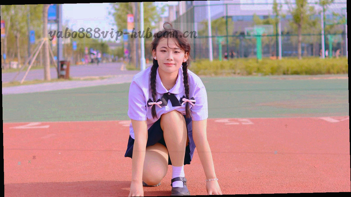 看台灯带的虚焦光斑，散点光源在暗色背景上排成韵律