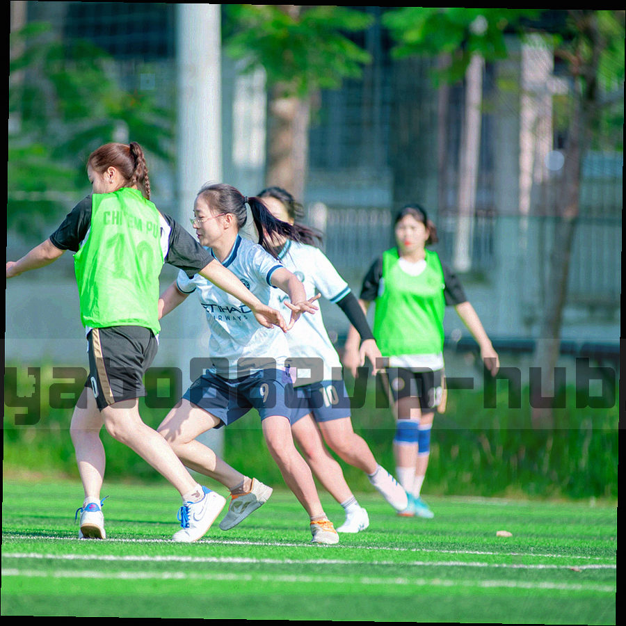纸页上手写标注与荧光笔痕迹的俯拍特写，纸面有折痕